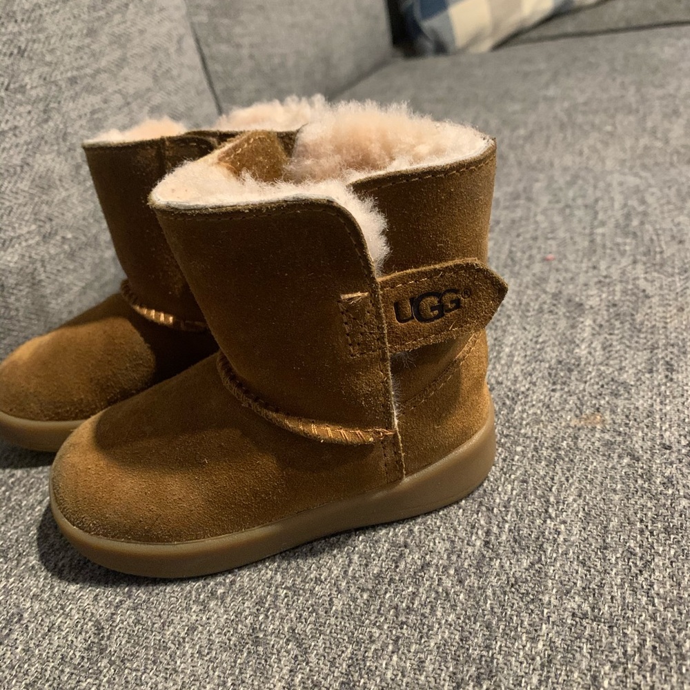 Baby girl Uggs size 4/5